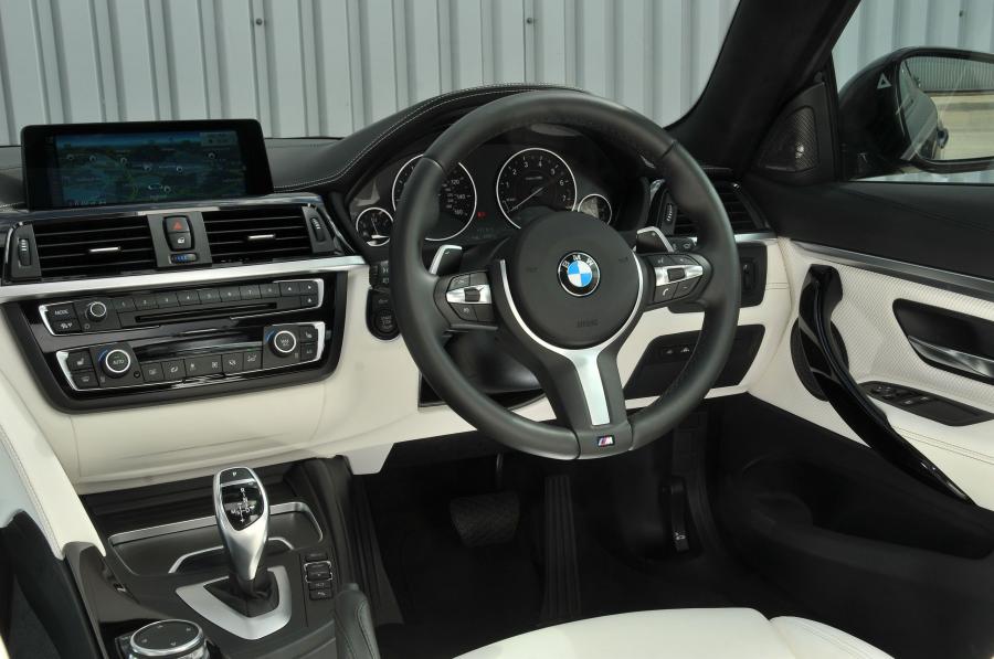 Интерьер BMW 440i Coupe M Sport Package 2016 года  (UK) (фото 8 из 18)